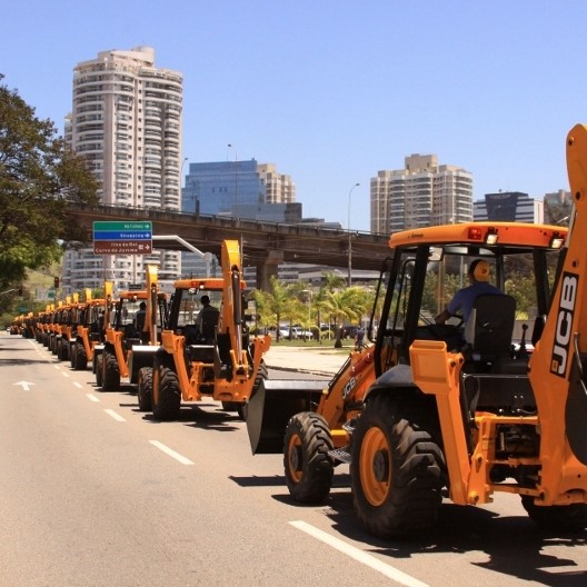 Diamond day as JCB wins deal for 1,000 backhoes in milestone year